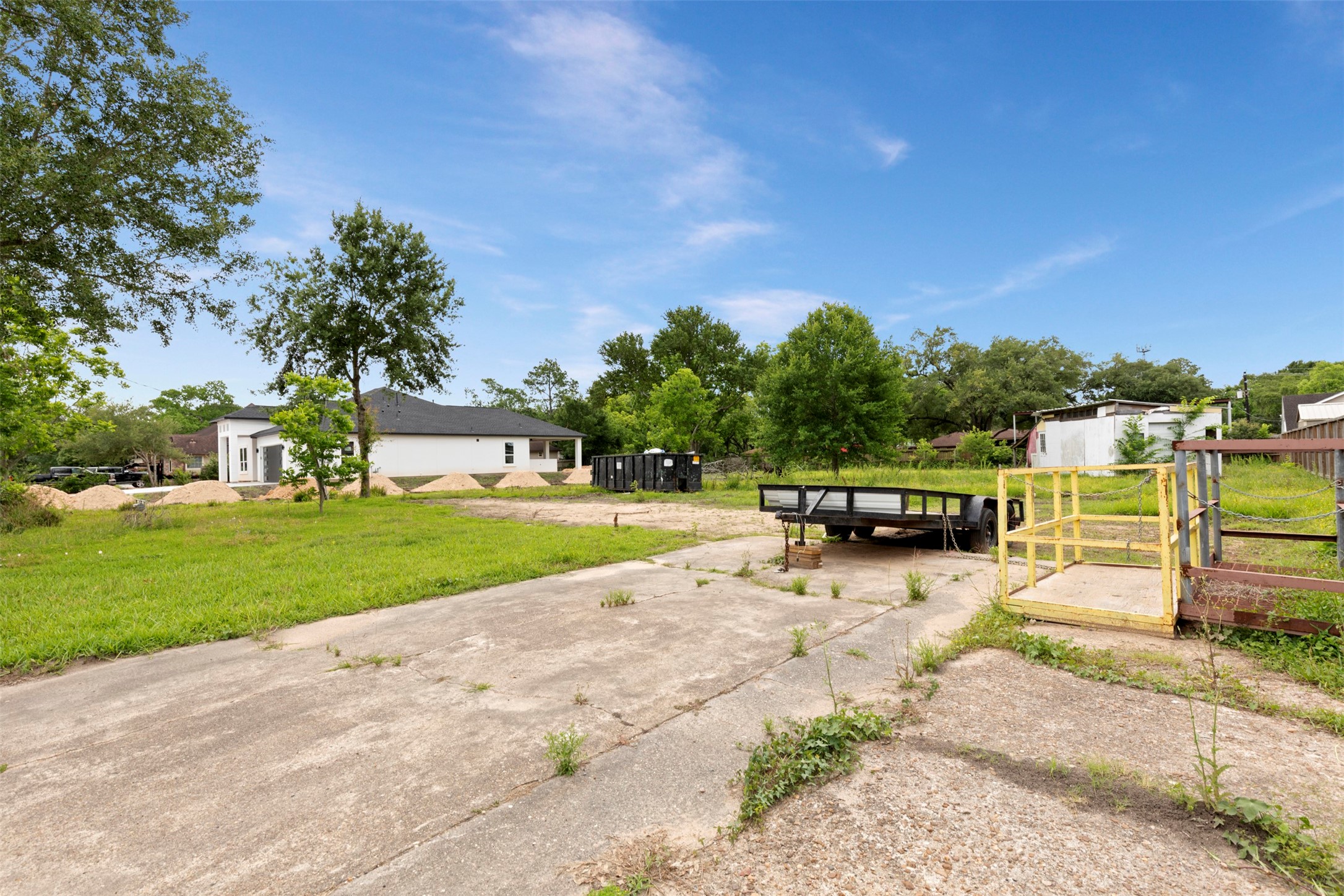 410 Spring Drive Pasadena, TX 77504 - Photo 3 of 18 a view of a outdoor space