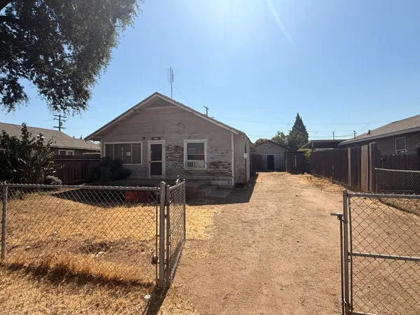 $179,900 | 32947 Hawthorne Road, Ivanhoe, CA 93235
