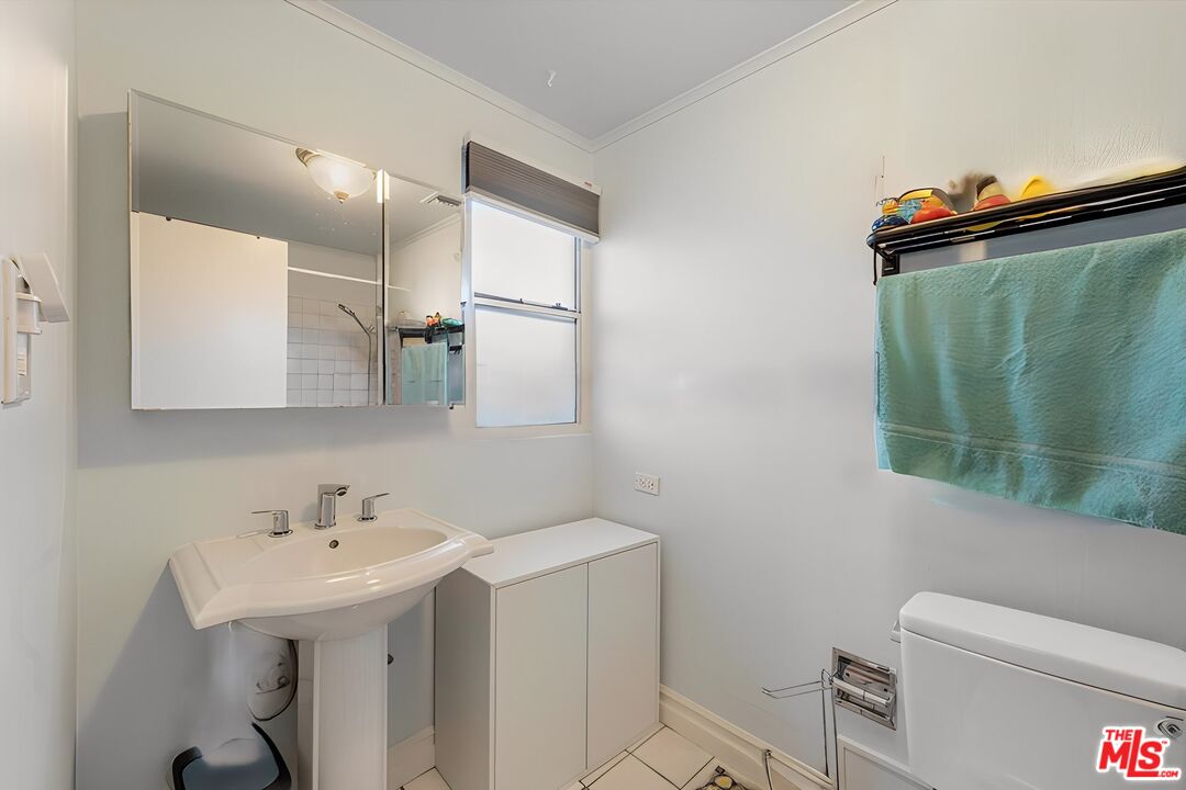 17816 Lull Street Reseda, CA 91335 - Photo 9 of 14