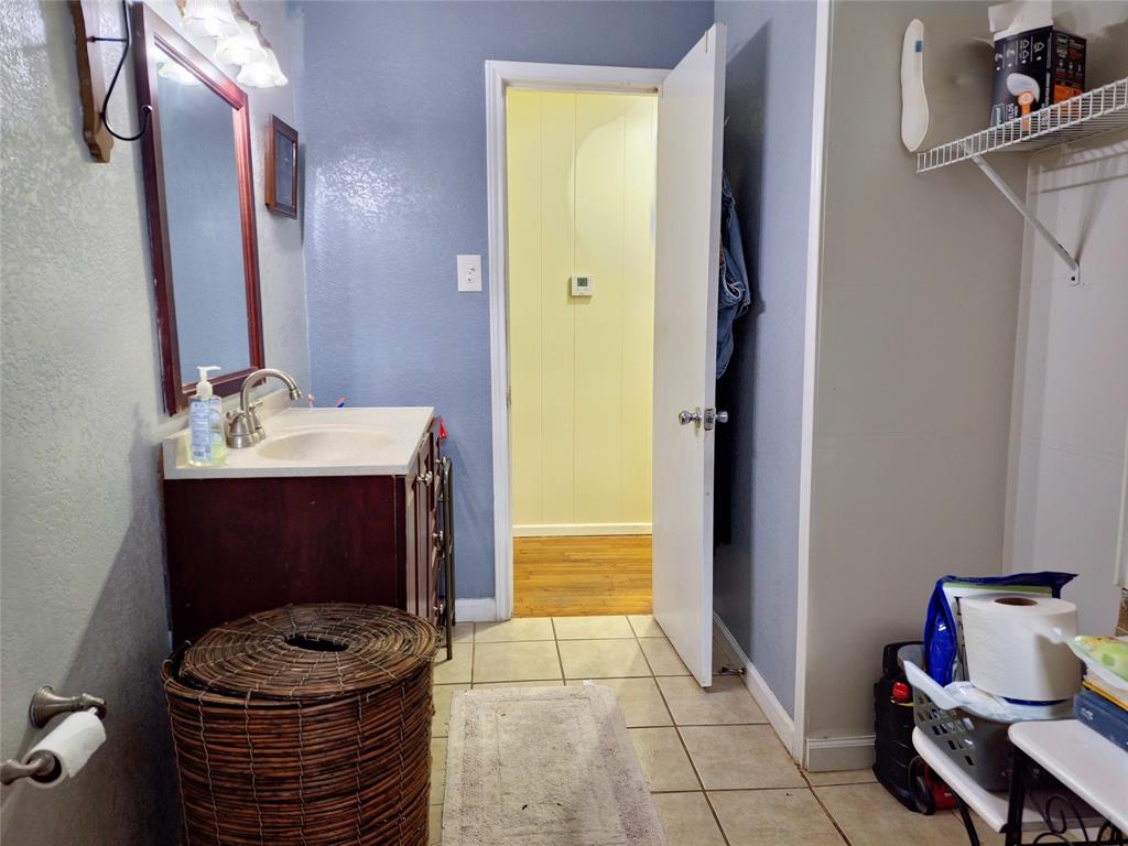 140 Meadowbrook Street Robinson, TX 76706 - Photo 18 of 37 a bathroom with a sink and a mirror