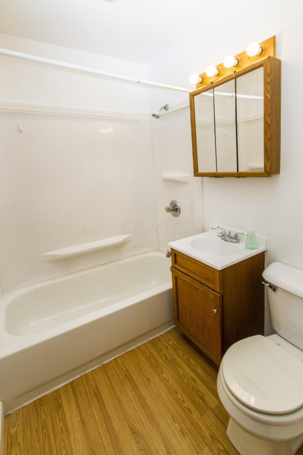 111 North Kellner Road Columbus, OH 43209 - Photo 16 of 40 Full Bathroom