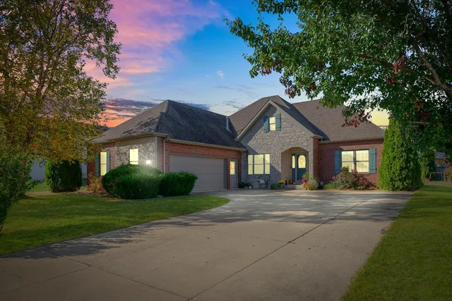 $425,000 | 512 Prairie Ln Drive, Monticello, IL 61856