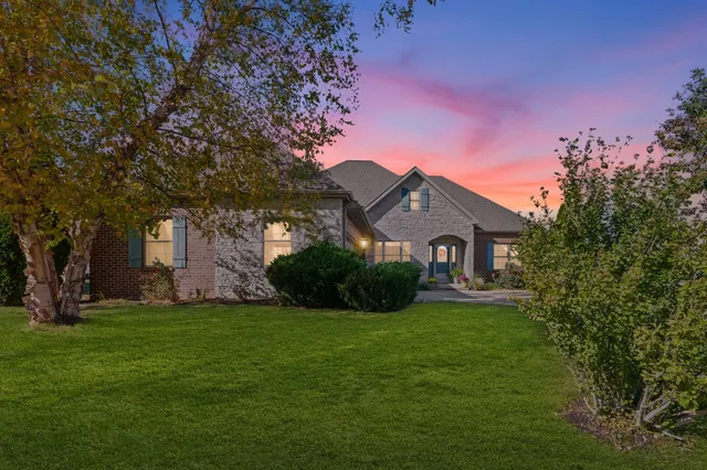 $425,000 | 512 Prairie Ln Drive, Monticello, IL 61856