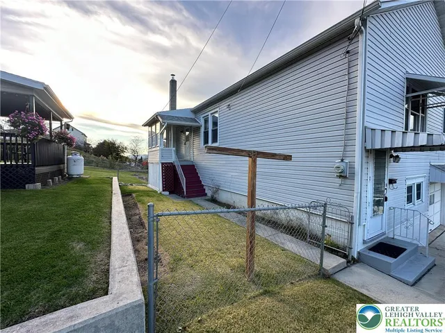 a view of a house with a yard