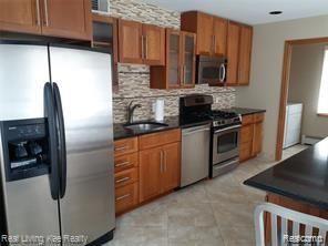 1036 Walnut Grove Rochester, MI 48306 - Photo 2 of 11