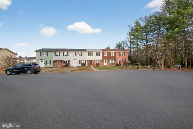 a city view with tall buildings and cars parked on road