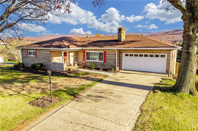 a view of a house with a yard