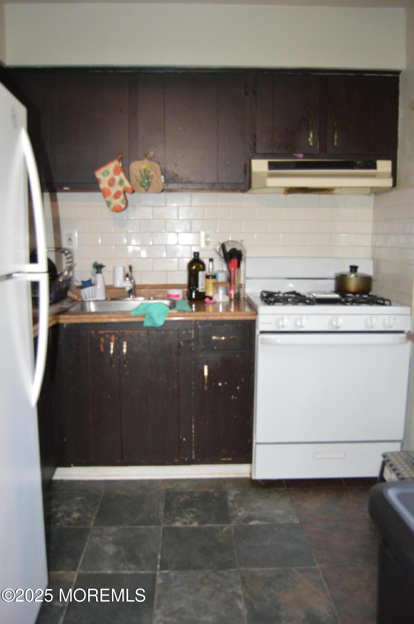 420 Cross Road, Unit B16 Matawan, NJ 07747 - Photo 3 of 10 2012-02-05 07.55.50