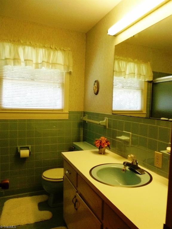 142 Jack Young Road Lexington, NC 27292 - Photo 20 of 30 2nd Bathroom