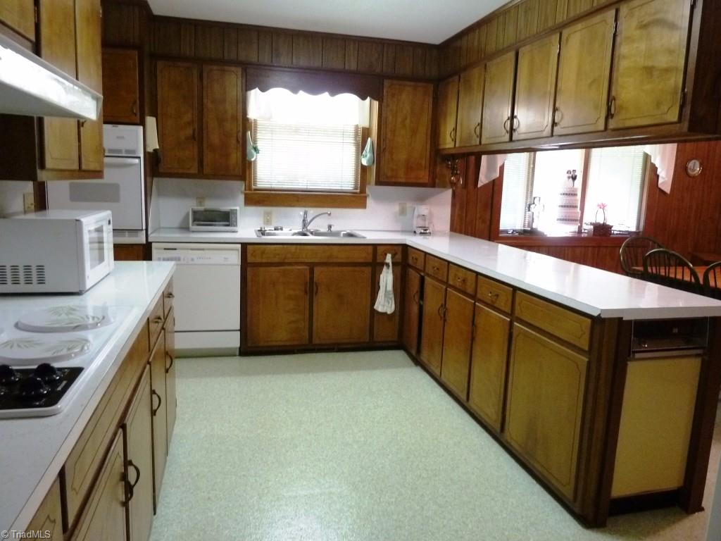 142 Jack Young Road Lexington, NC 27292 - Photo 6 of 30 Kitchen has cooktop stove, wall oven, dishwasher, trash compactor.