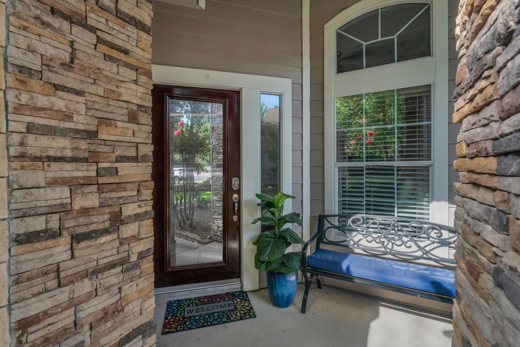 183 West Kentwick Place Conroe, TX 77384 - Photo 3 of 48