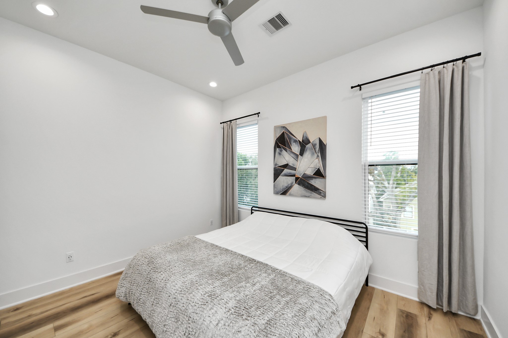 1044 West 17th Street Houston, TX 77008 - Photo 40 of 48 a bedroom with a large bed and a window