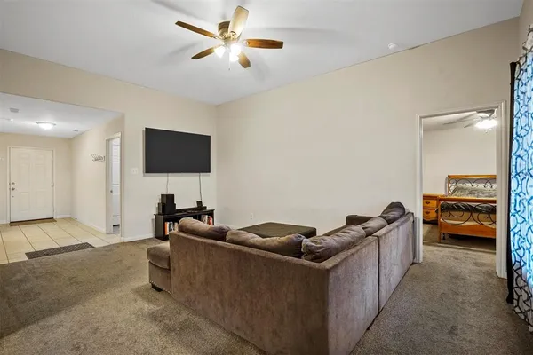 $1,950 | 121 Dodge City Court, Newark, TX 76071