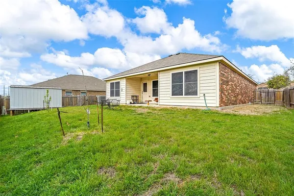 $1,950 | 121 Dodge City Court, Newark, TX 76071