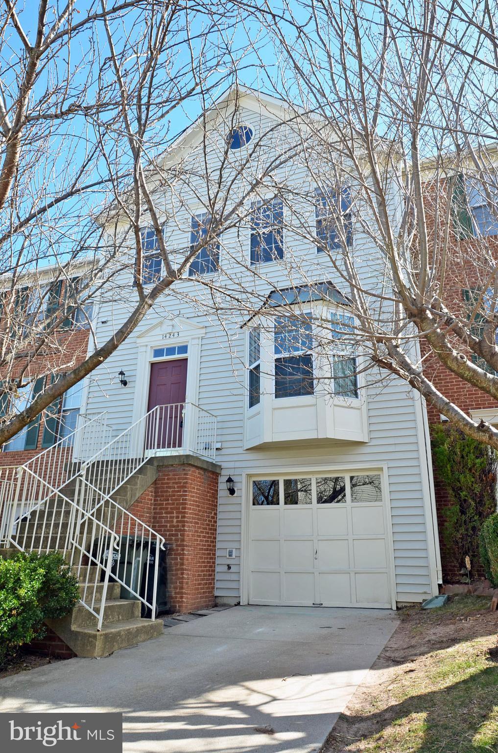Spacious, Bright, Garage TH!