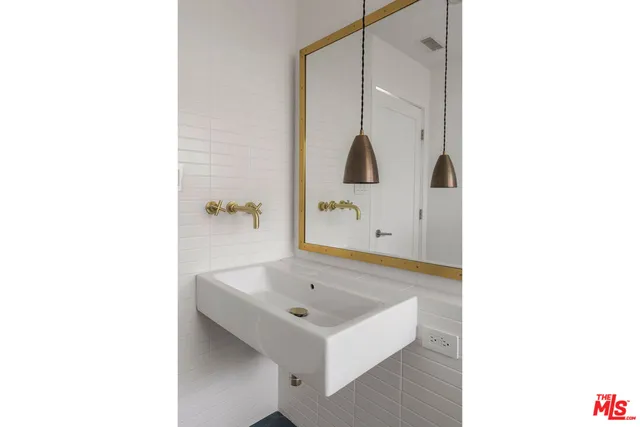 $14,995 | 4525 Melbourne Avenue, Los Angeles, CA 90027