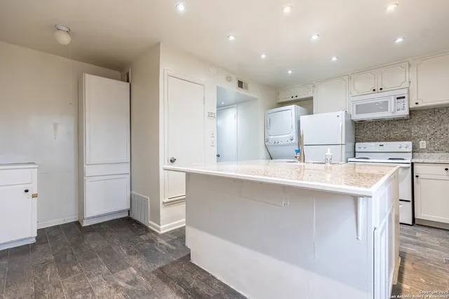 $1,100 | 6427 Wurzbach Road, Unit 24, San Antonio, TX 78240