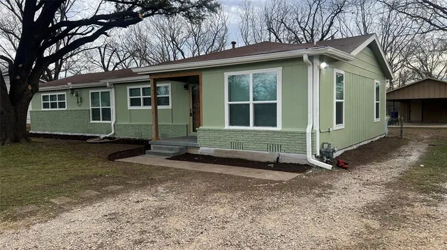 a view of a house with a yard