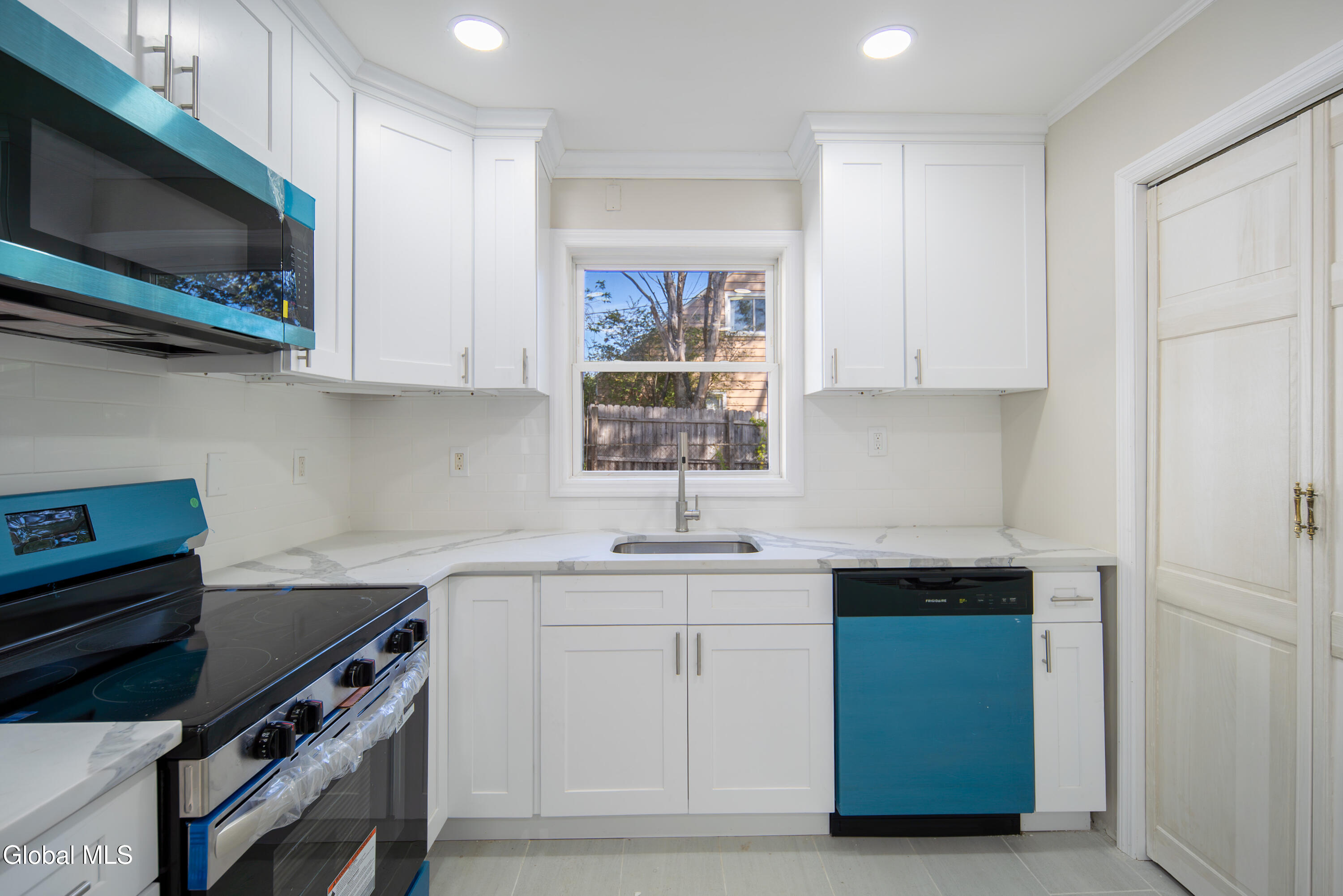 11 Luella Road Colonie, NY 12110 - Photo 3 of 38 003