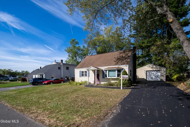 $309,000 | 11 Luella Road, Colonie, NY 12110