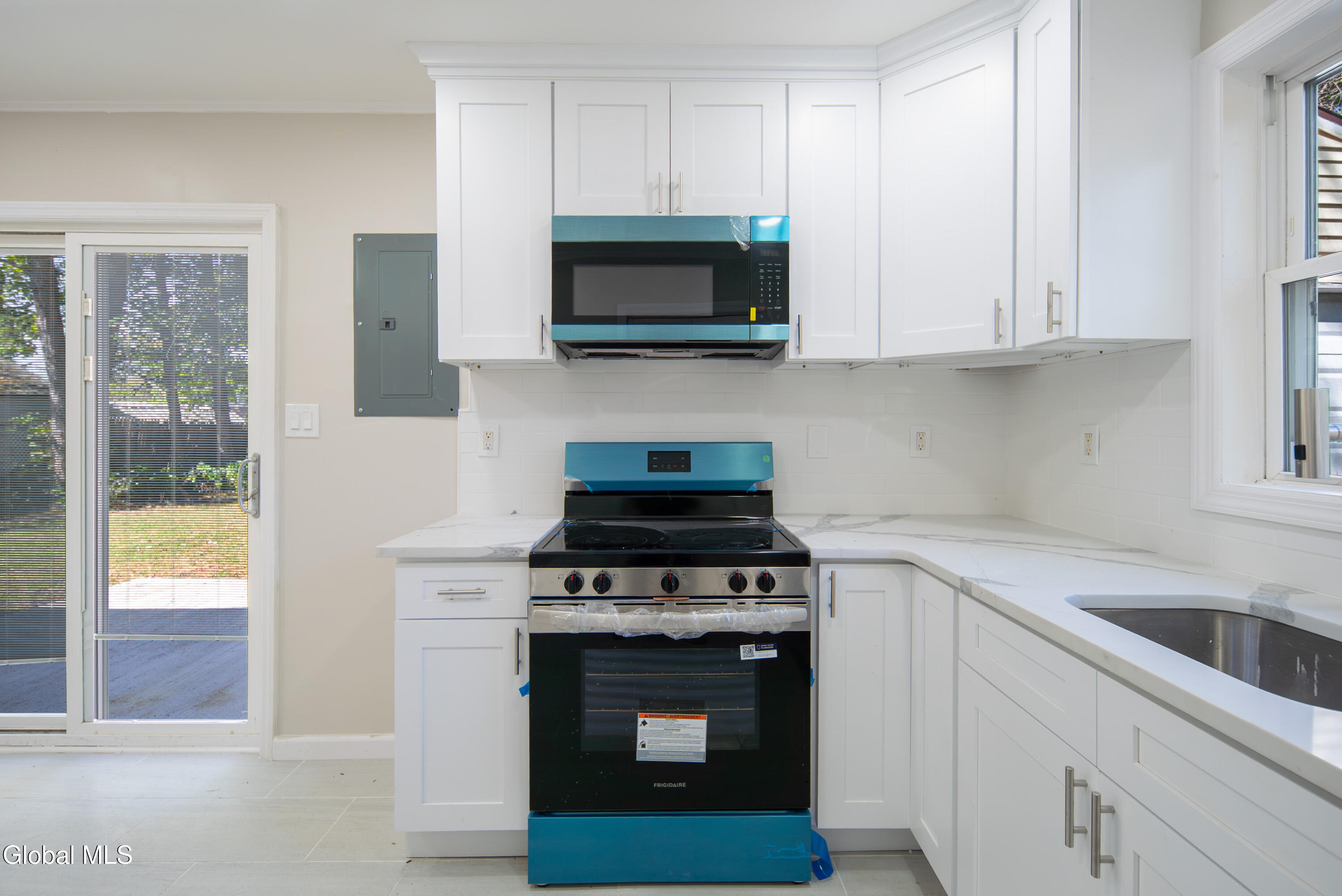 11 Luella Road Colonie, NY 12110 - Photo 4 of 38 004