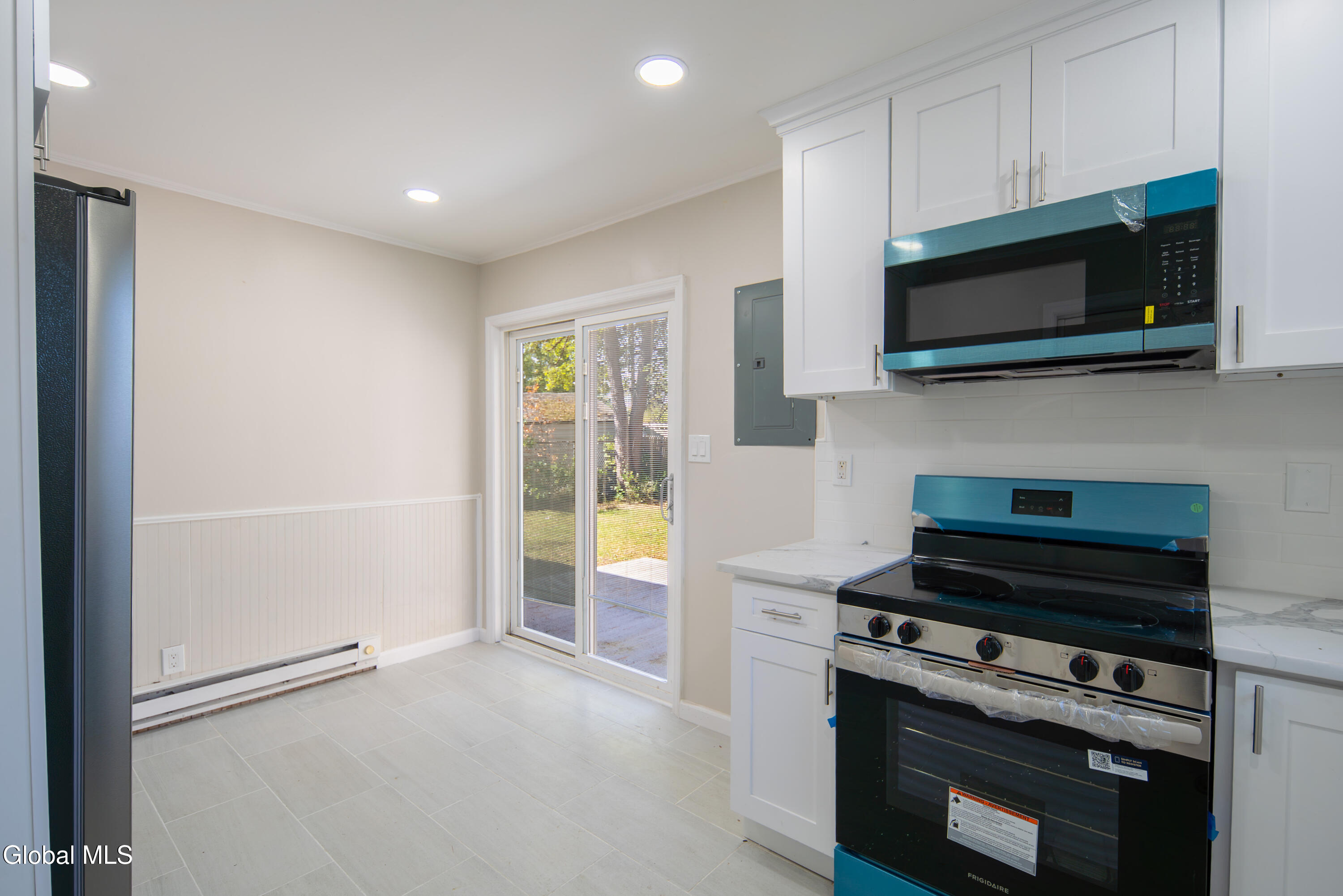 11 Luella Road Colonie, NY 12110 - Photo 5 of 38 005