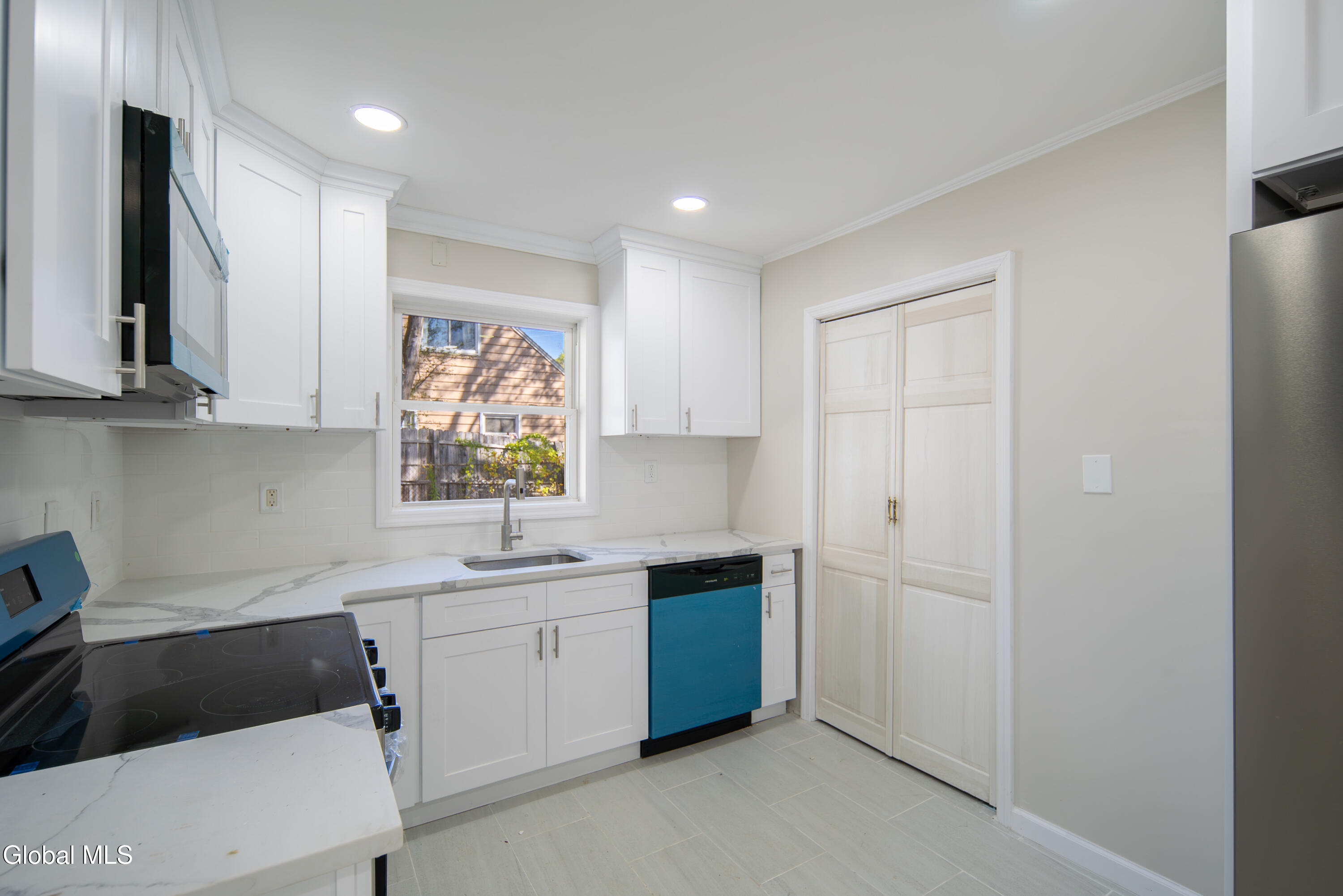 11 Luella Road Colonie, NY 12110 - Photo 7 of 38 007