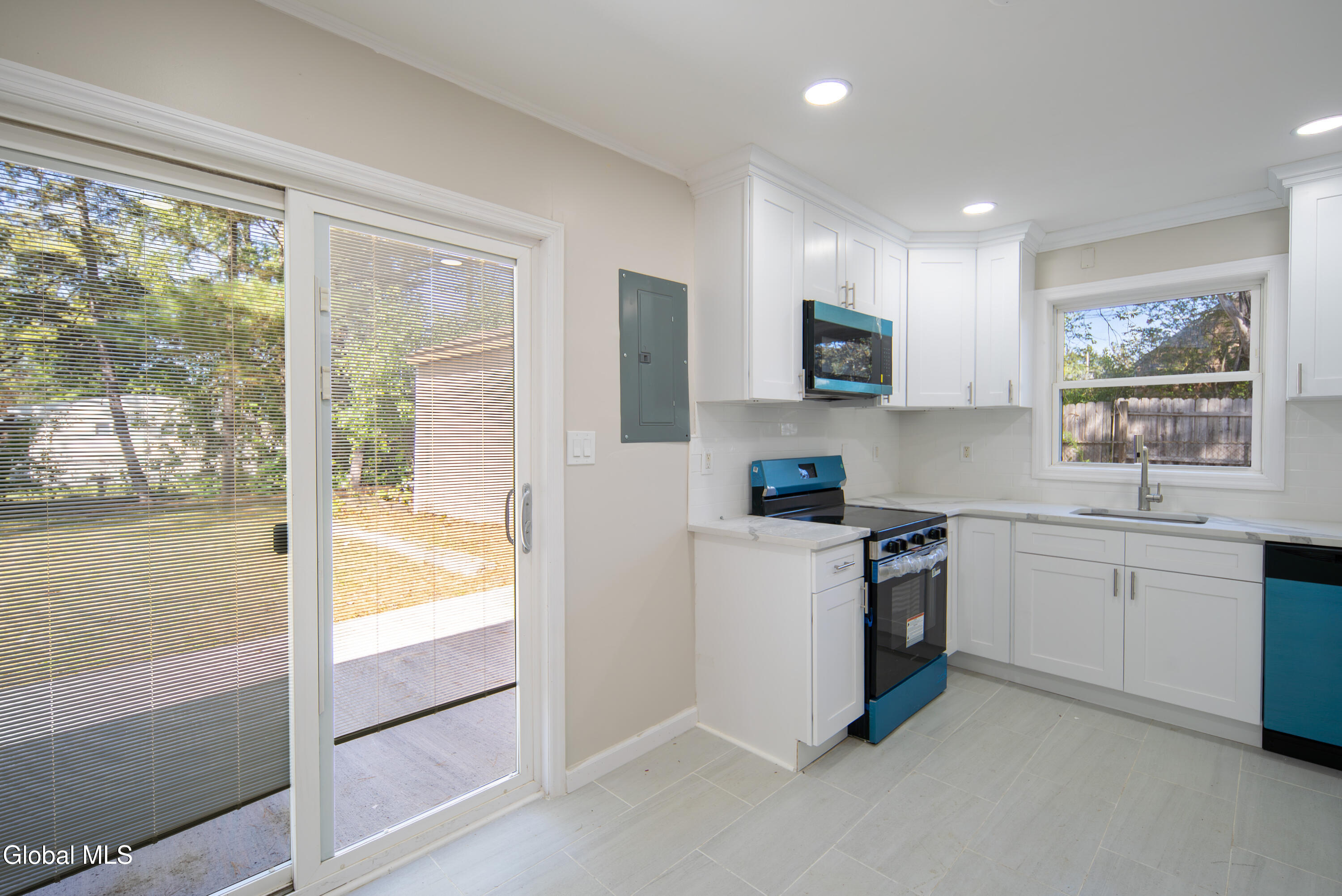 11 Luella Road Colonie, NY 12110 - Photo 9 of 38 009