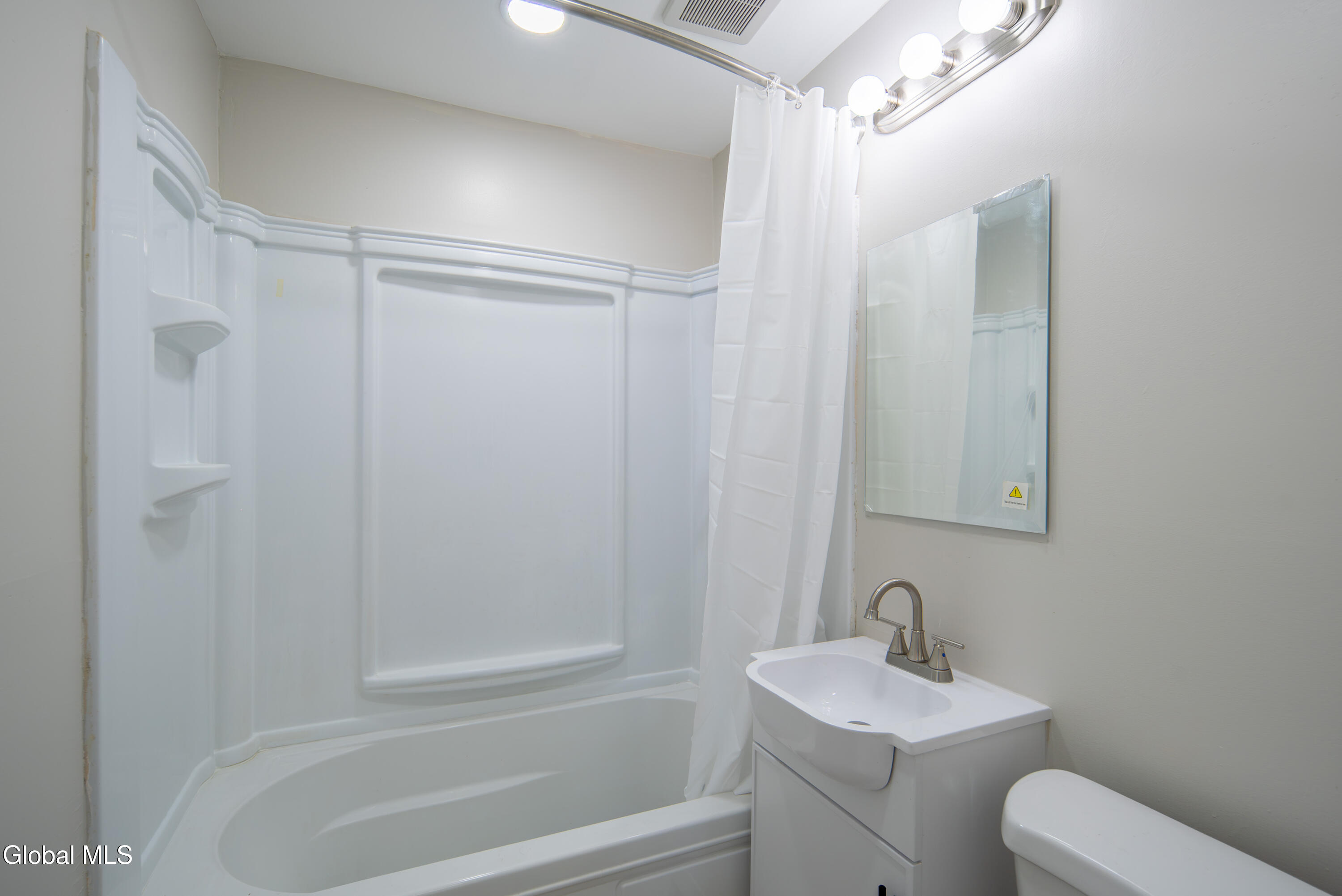 11 Luella Road Colonie, NY 12110 - Photo 10 of 38 010