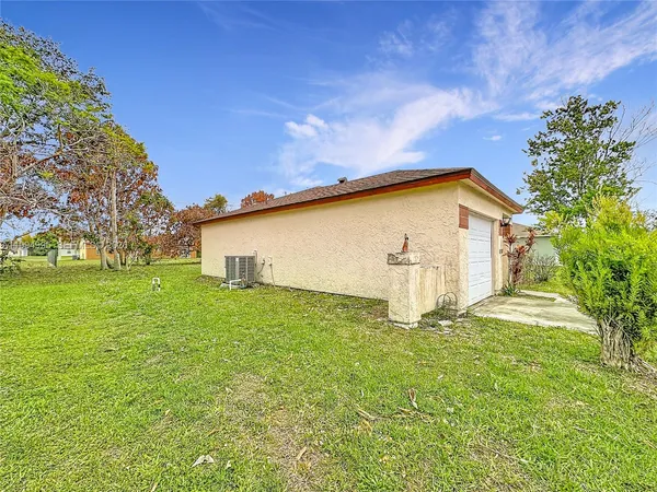 a view of a house with backyard and trees