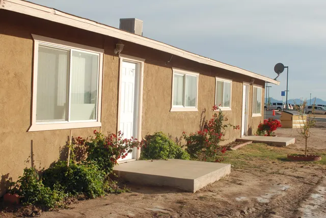 a view of a house with backyard