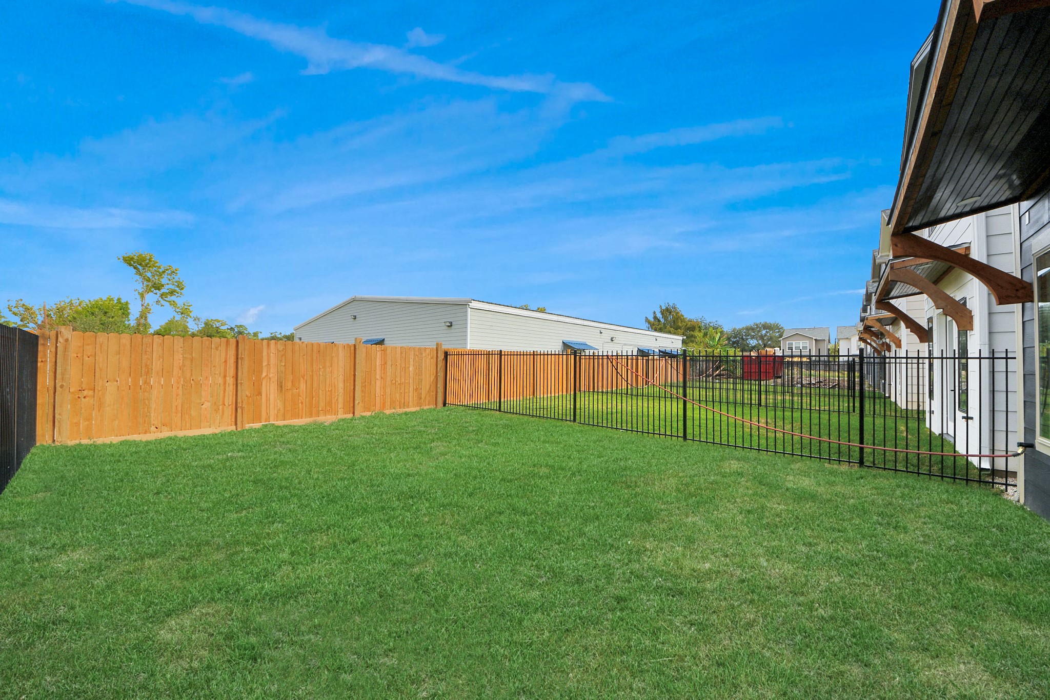 6320 Milwee Street, Unit B Houston, TX 77092 - Photo 40 of 43 a view of a backyard with a garden