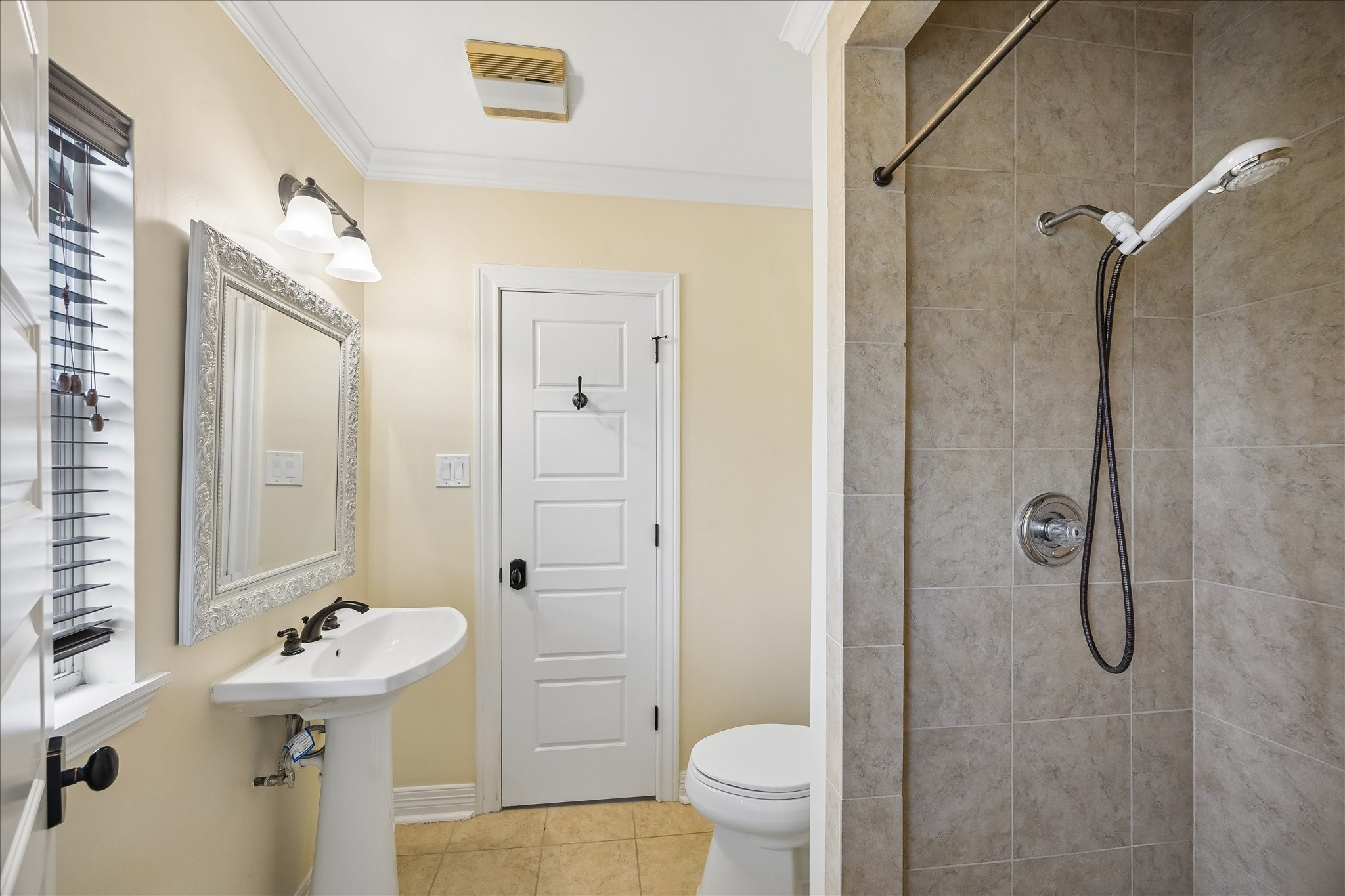 3231 North MacGregor Way Houston, TX 77004 - Photo 16 of 22 Jack and Jill bathroom featuring a walk-in shower