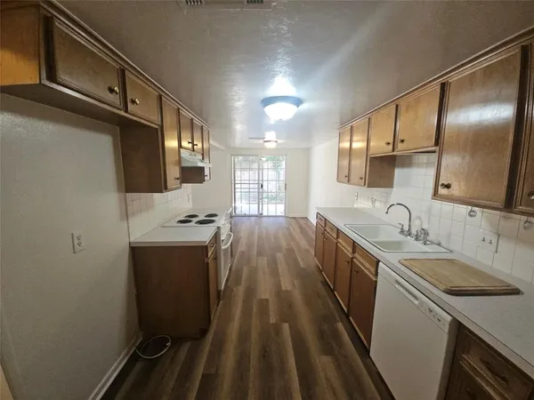 $1,800 | 2109 Fleur De Lis Court, Arlington, TX 76012