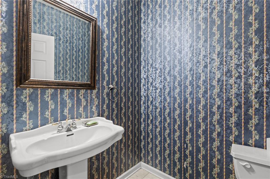 1040 Sycamore Street King, NC 27021 - Photo 5 of 46