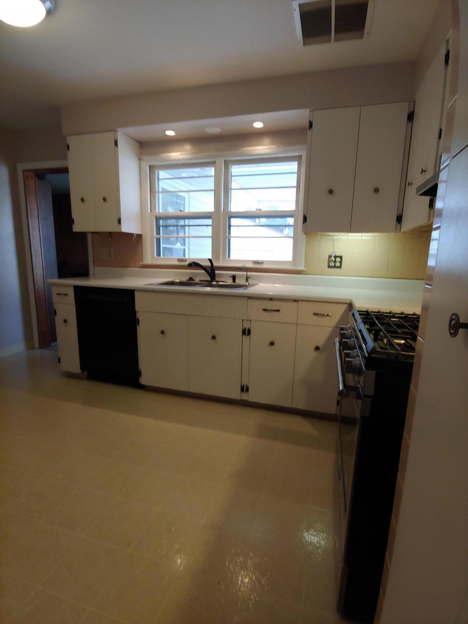 2650 Woodley Road Columbus, OH 43231 - Photo 4 of 13 20220329_173952
