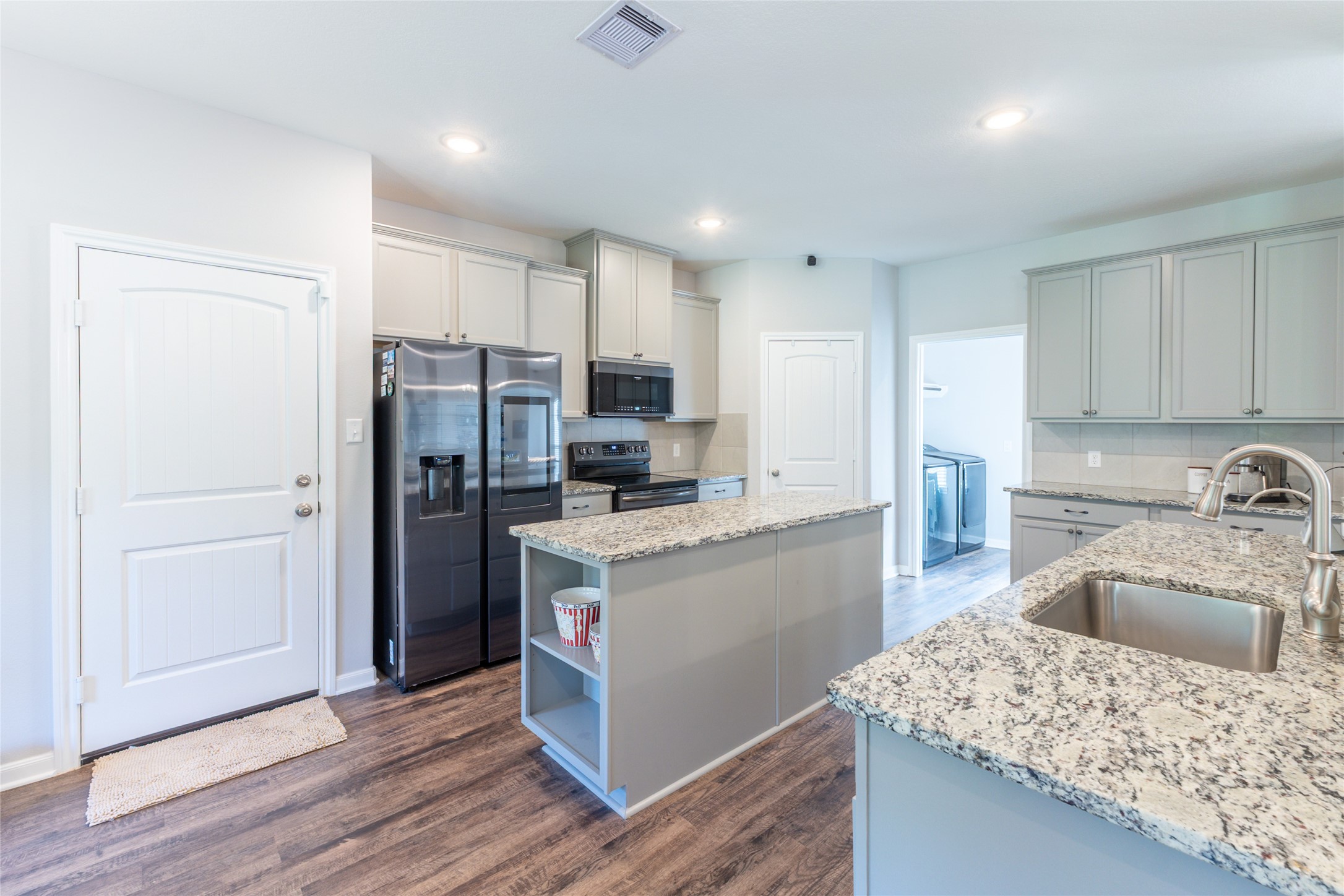 120 Sanctuary Road Huntsville, TX 77340 - Photo 10 of 38 a kitchen with stainless steel appliances granite countertop a refrigerator a sink a stove a microwave and island