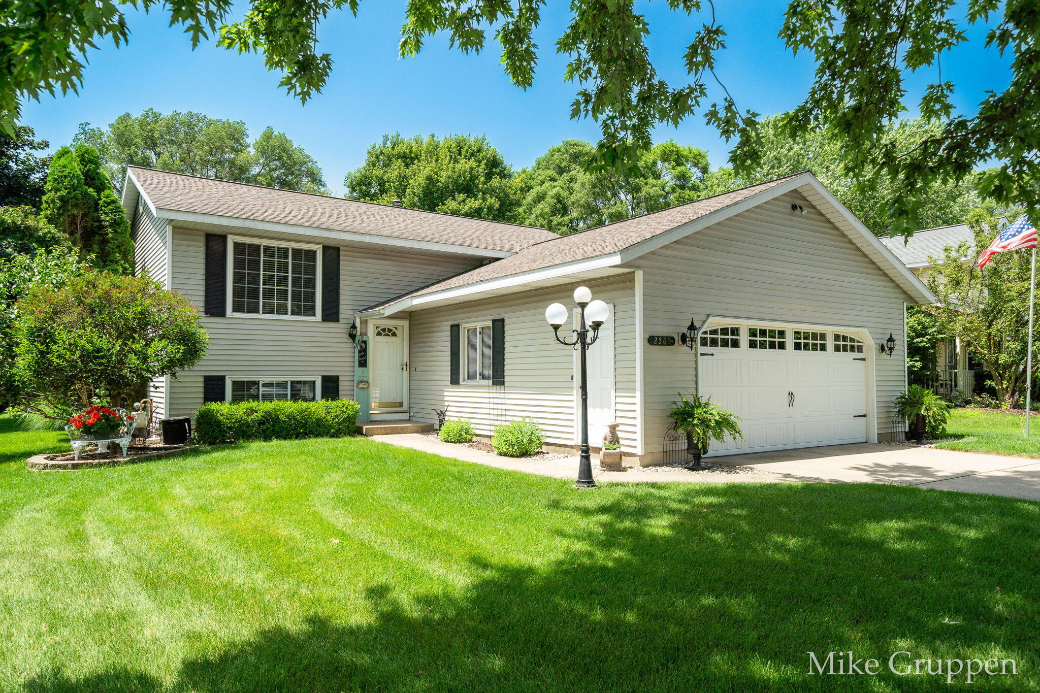 2565 Spring Court Zeeland, MI 49464 - Photo 3 of 49 3-web-or-mls-2565 Spring Court-058