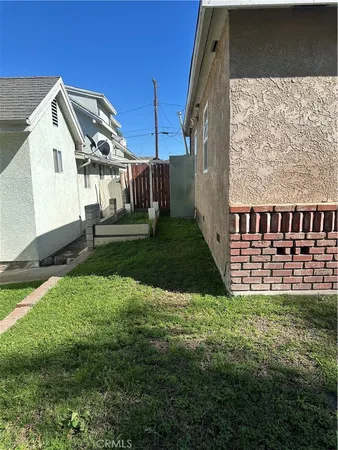 a view of a house with backyard and porch