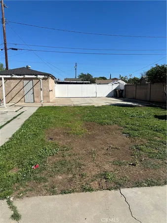 a front view of house with yard