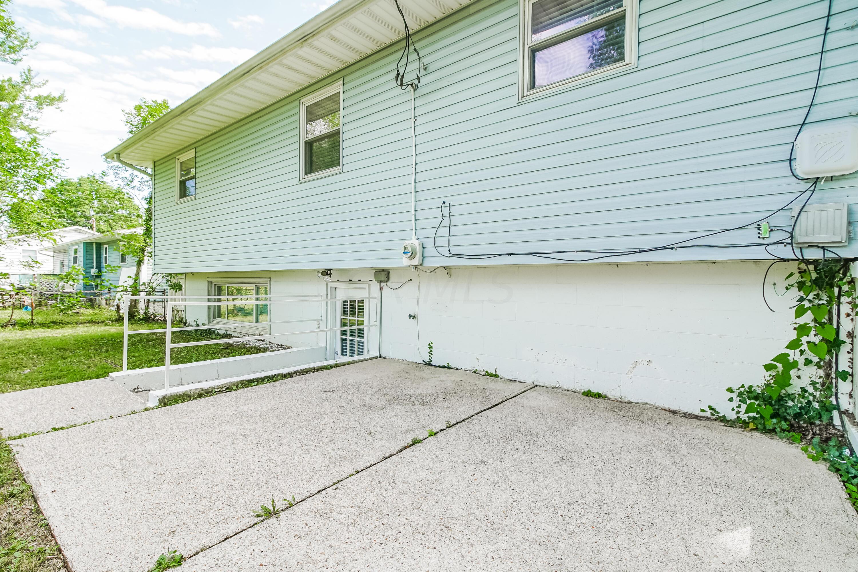6259 Faircrest Road Columbus, OH 43229 - Photo 13 of 17 014-photo-rear-view-7391990