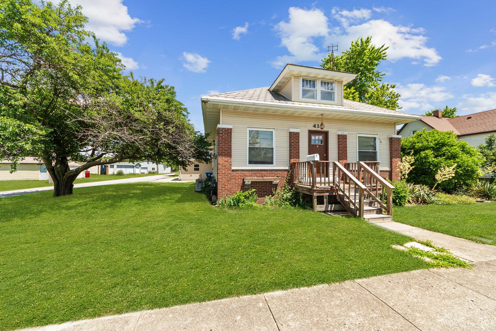 412 West 5th Street Minonk, IL 61760 - Photo 18 of 23 a front view of house with yard and green space