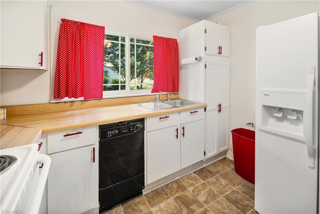 208 Carson Road Pilot Mountain, NC 27041 - Photo 12 of 45 Kitchen