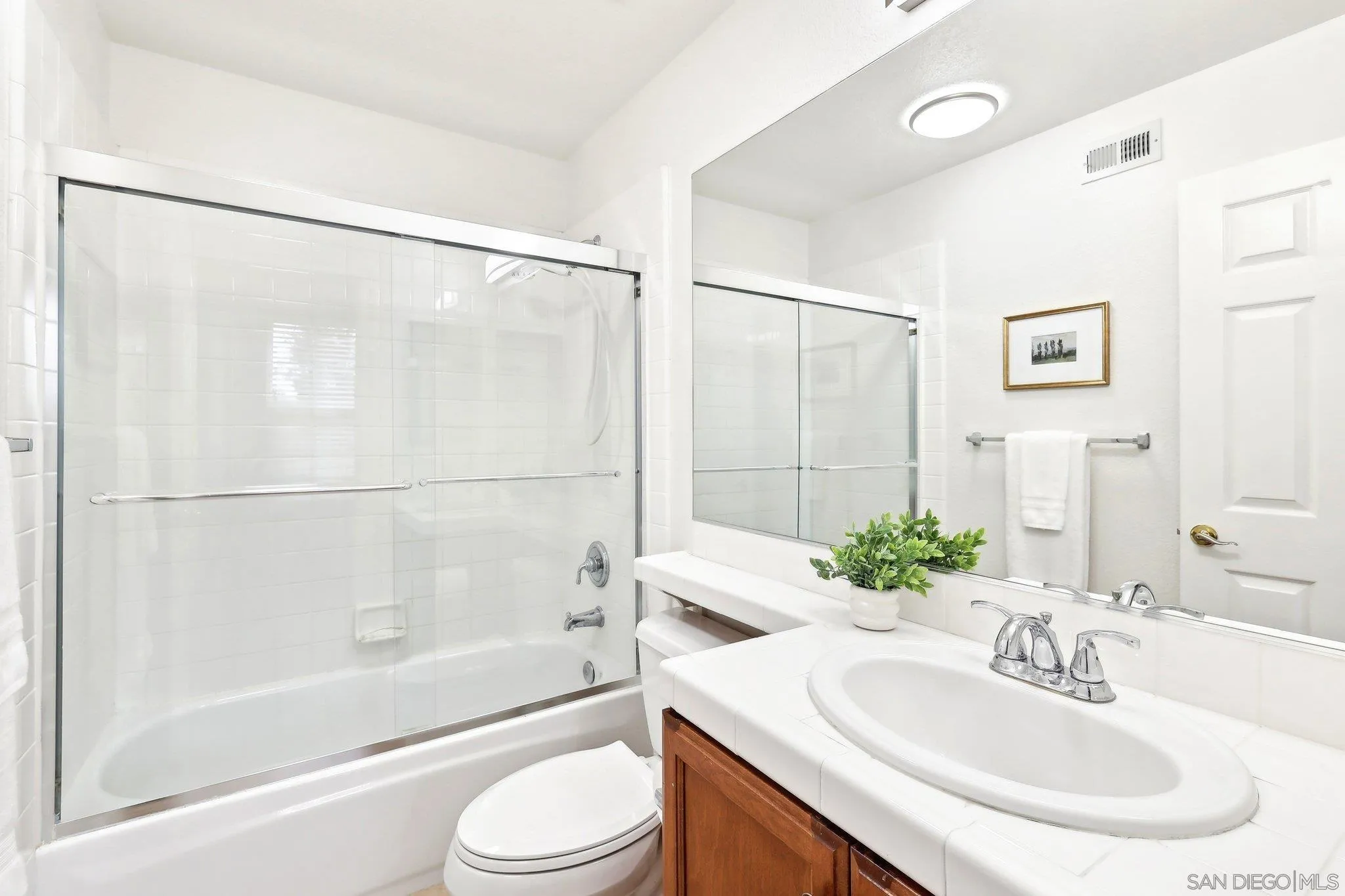 11781 Treadwell Drive Poway, CA 92064 - Photo 27 of 63 a bathroom with a sink and a bathtub