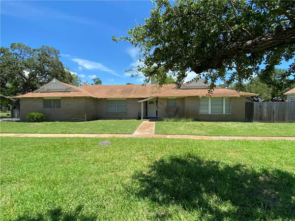 a view of a house with a backyard
