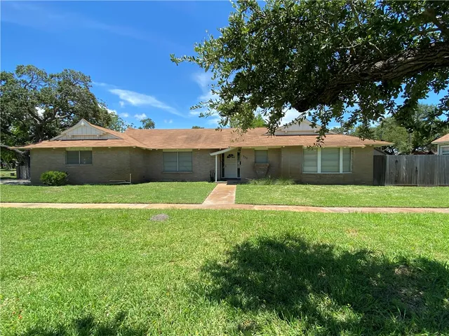 a view of a house with a backyard