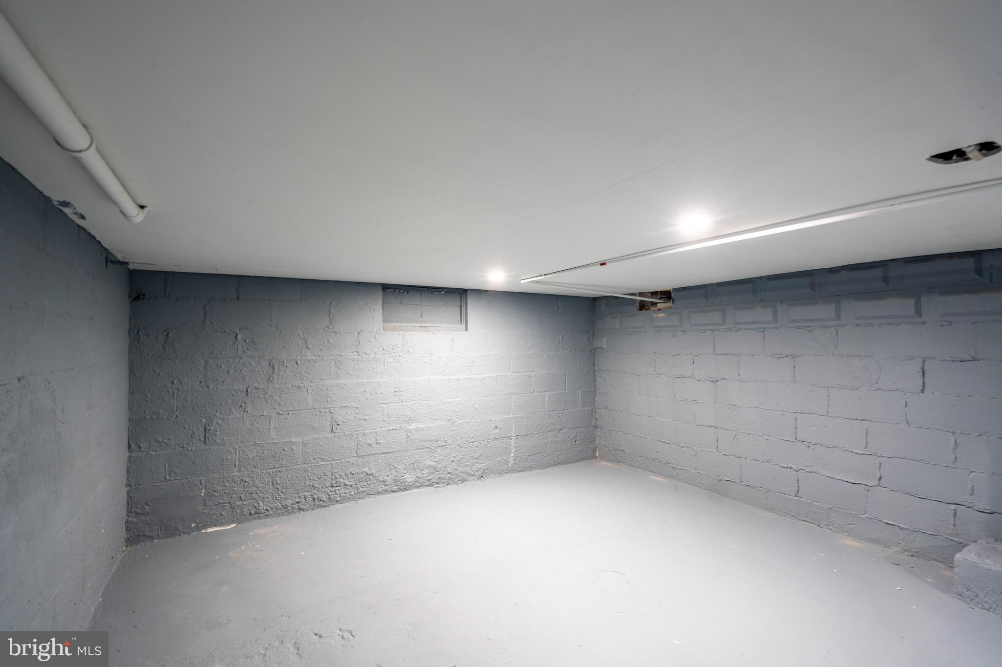 960 Carmel Road Millville, NJ 08332 - Photo 23 of 35 an empty room with a empty space and windows