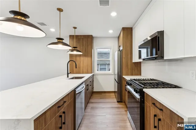 $3,250 | 84 Hollywood Avenue, Unit 2, East Orange, NJ 07018