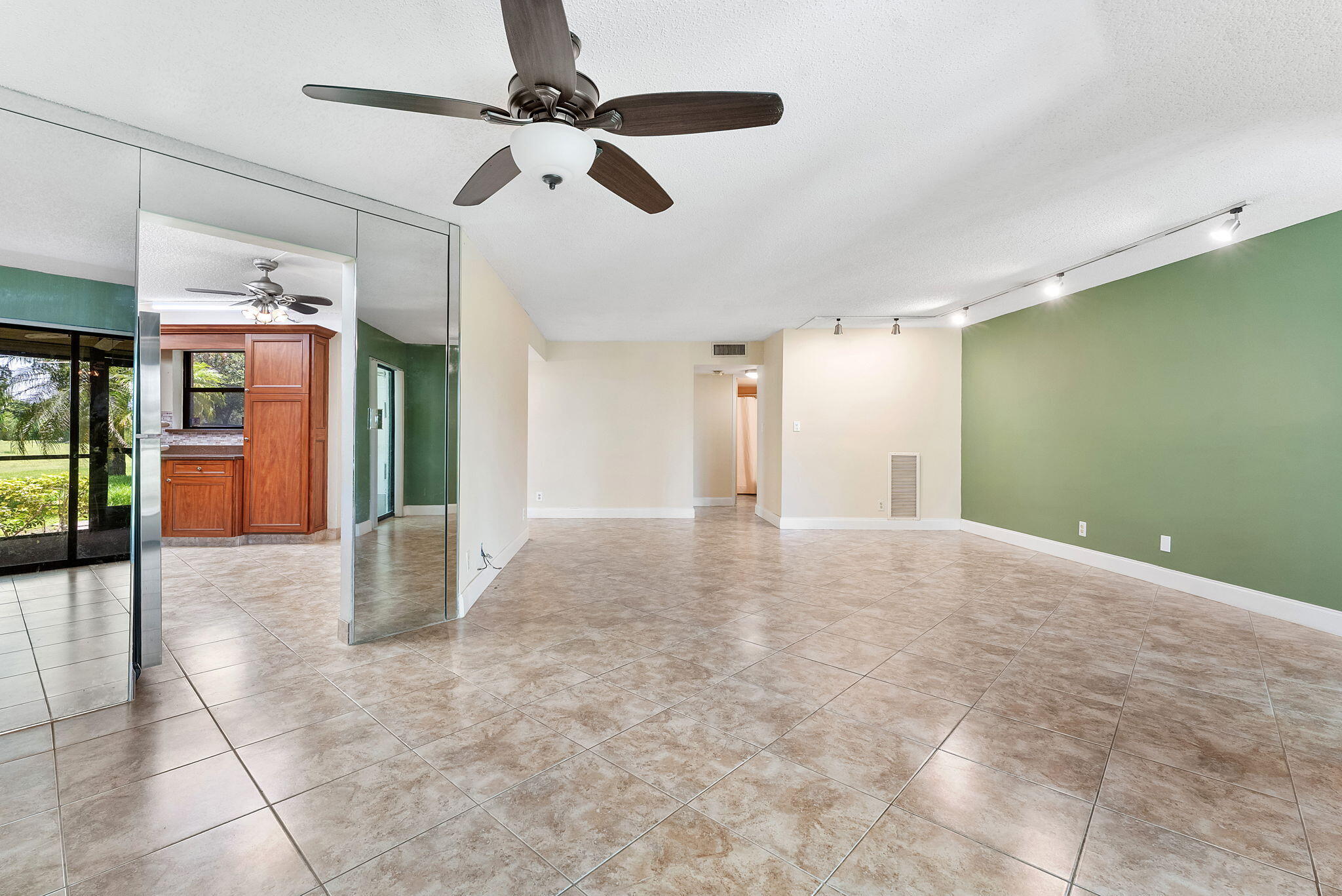 5800 Camino Del Sol, Unit 102 Boca Raton, FL 33433 - Photo 6 of 33 dinning room