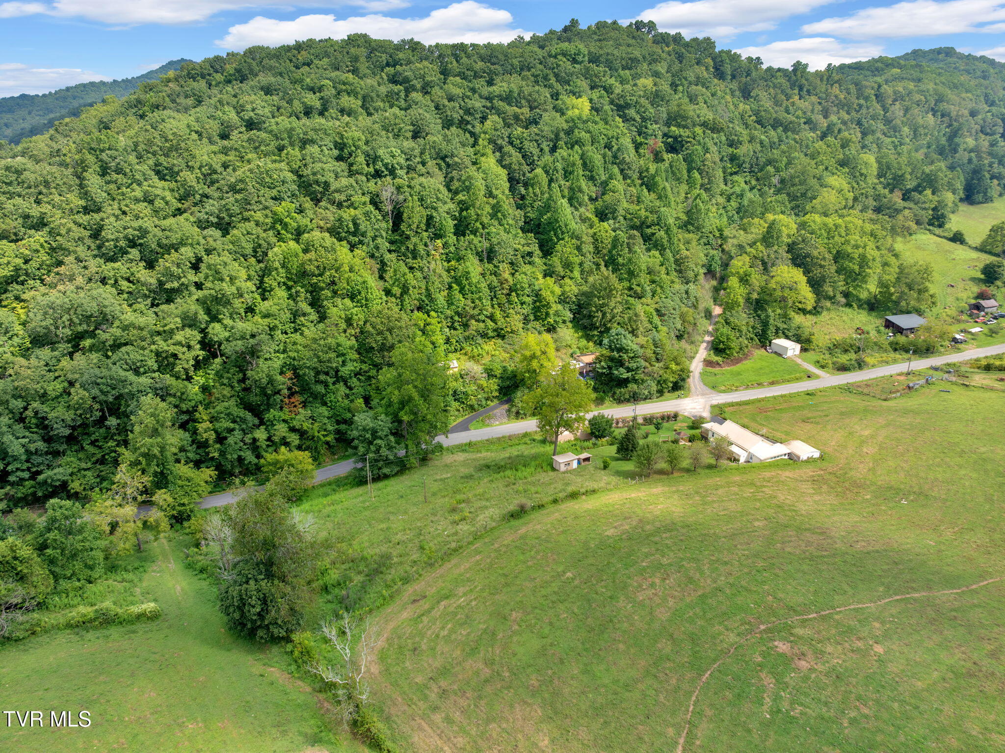 4196 Walker Mountain Road Bristol, VA 24202 - Photo 11 of 37 41-web-or-mls-JH 20250821-121